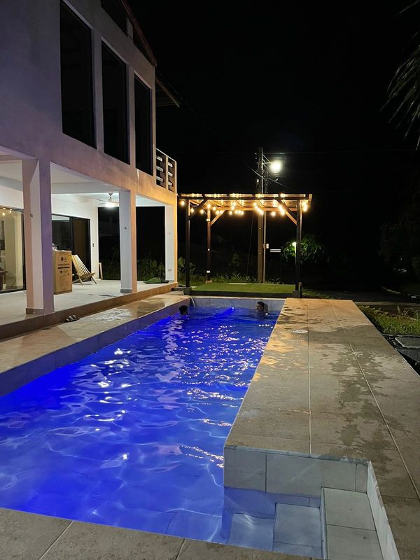 Realización de piscina mas luces de colores 