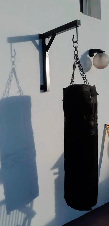 Soporte para saco de boxeo.