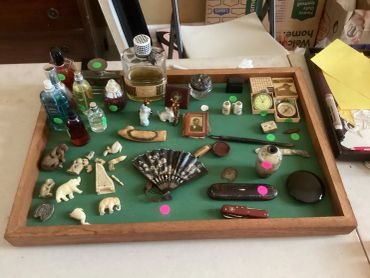 Tray of assorted vintage knick-knacks and small collectibles.
