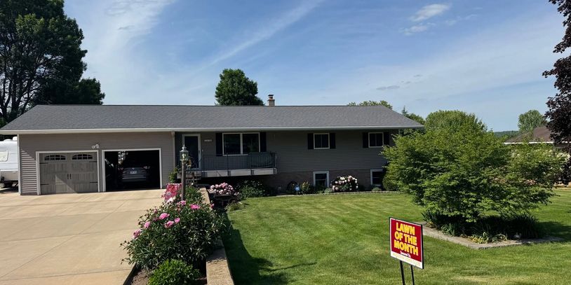 June Lawn of the month - Congrats to Mike & Jolene Canaday!