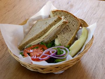 Tuna Sandwich o German Rye Bread with tomato, lettuce, onions, german mustard and pickle