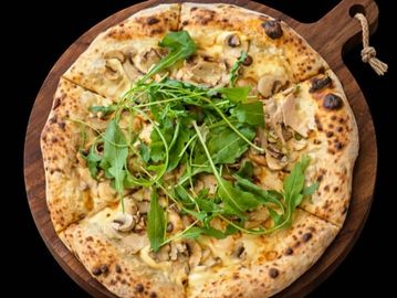 Roasted chicken and mushrooms with mozzarella cheese on our house bechamel sauce. Finished with oliv