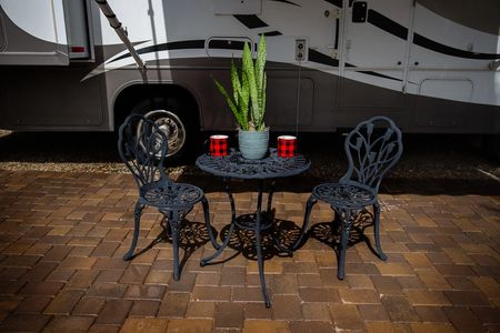 Table and chairs in RV Space at Rancho Vida RV in Kirkland Arizona