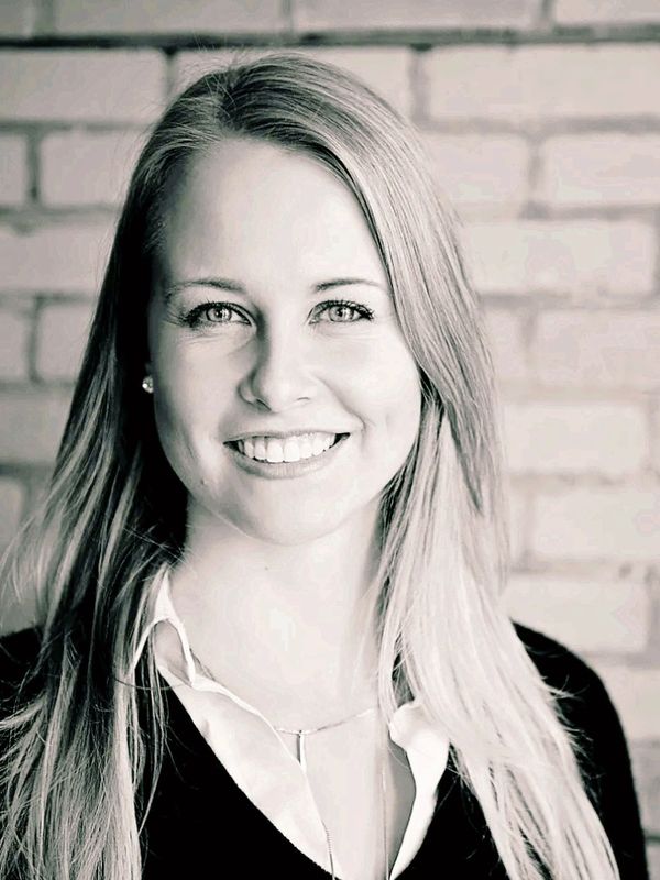 Black and white image of CEO and Founder of Site2Summit, Jenna Stovall.