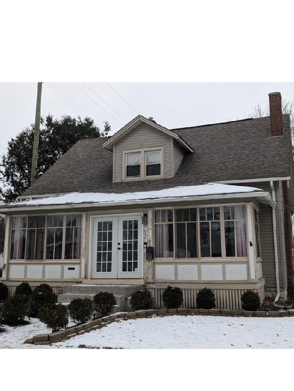 Old house that needs a new roof.