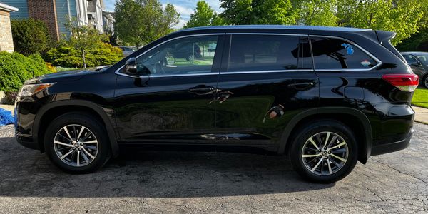  *Extreme detail on a 2017 Toyota Highlander
