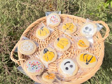 Decorating sugar cookies for fall season 
