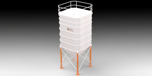 Beyaz ve turuncu renkli endüstriyel silo.