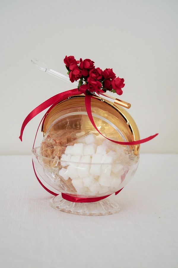 SUG-WH-BR-GOLD-04
Tiny White & Brown sugar pieces in a fancy golden sugar-jar with a spoon