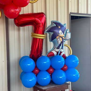 Balloon decoration with Sonic and a red number 7.