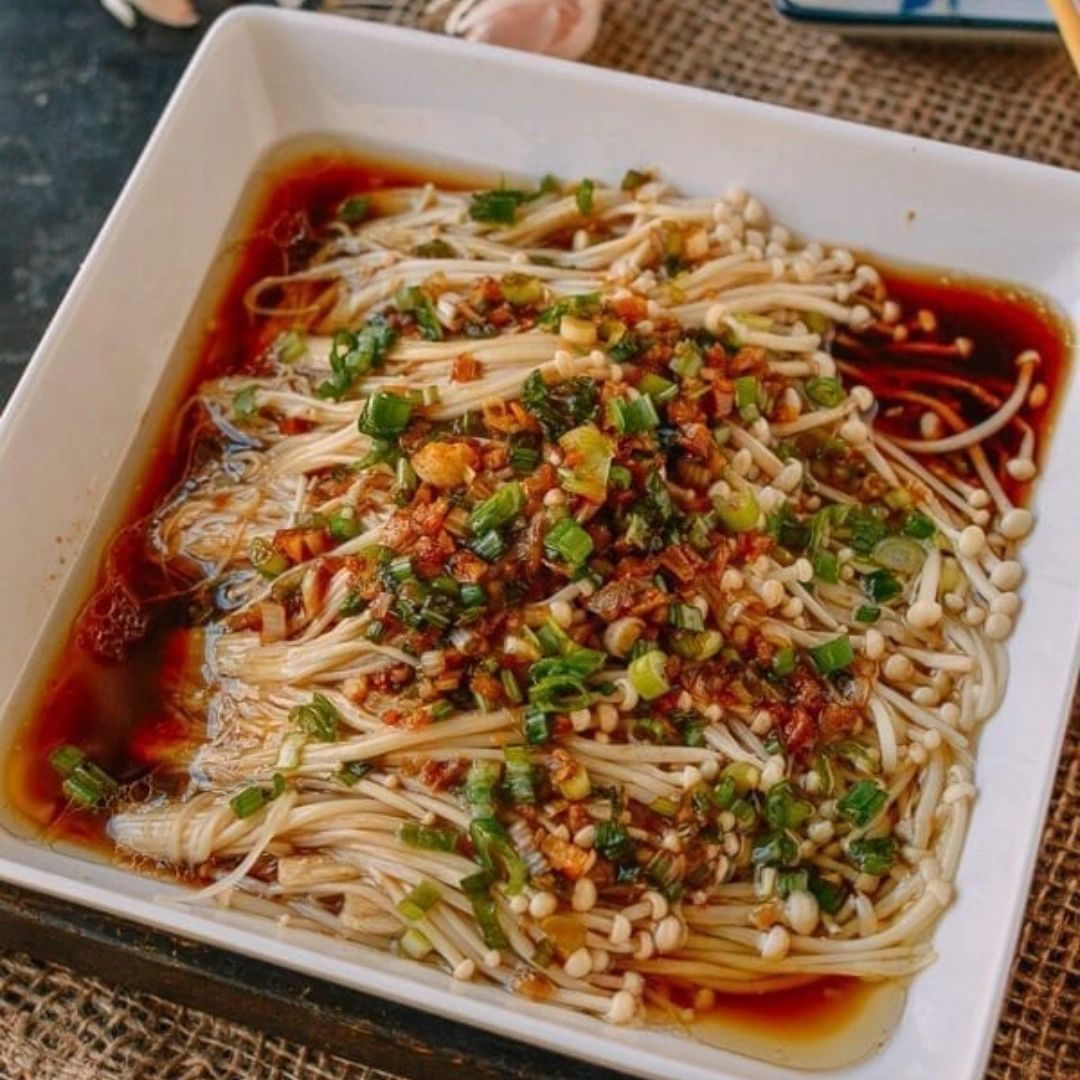 ENOKI MUSHROOMS WITH GARLIC & SCALLION SAUCE 