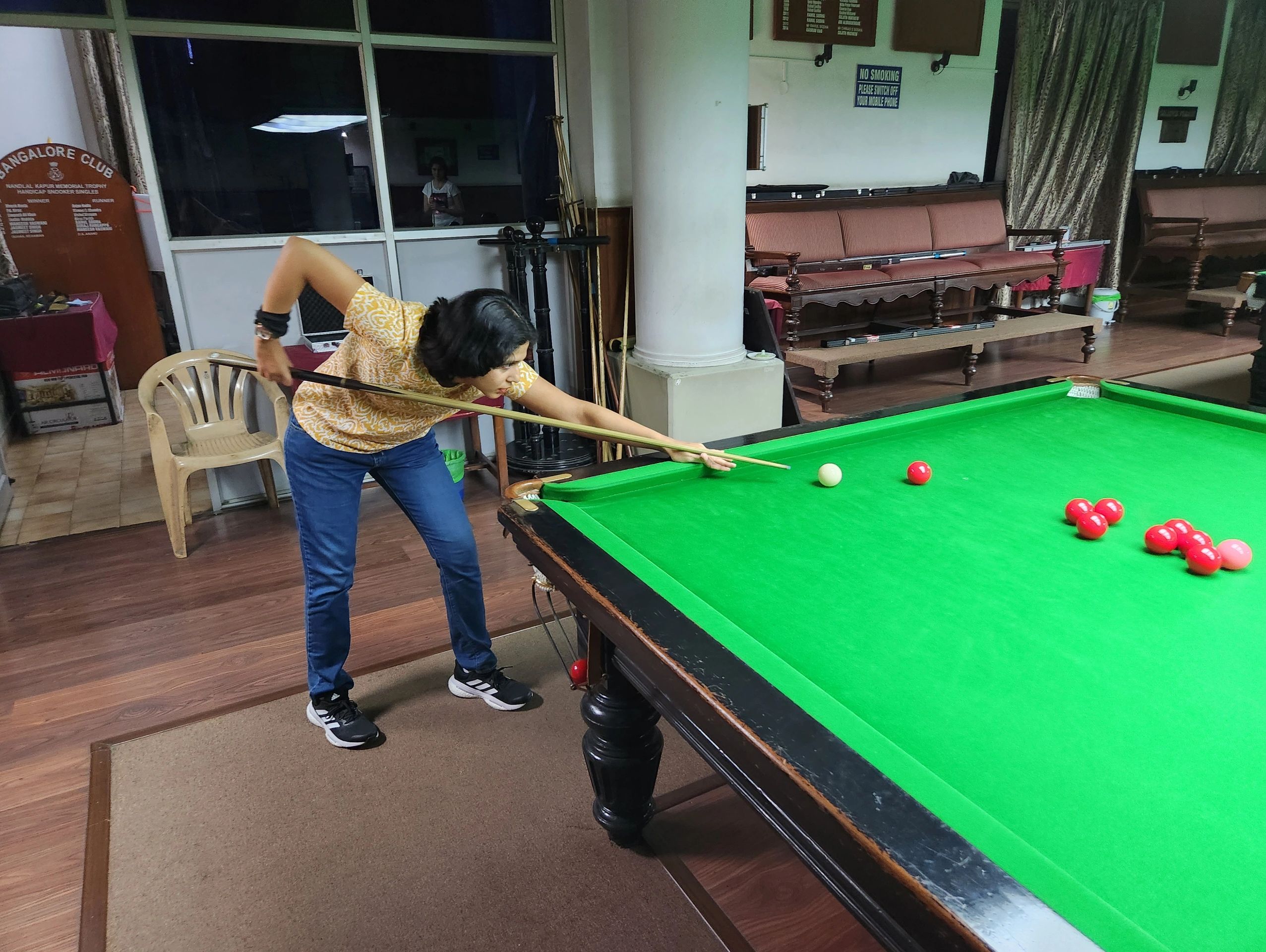 Billiard Game Online Training Course, Woman Playing Billiards