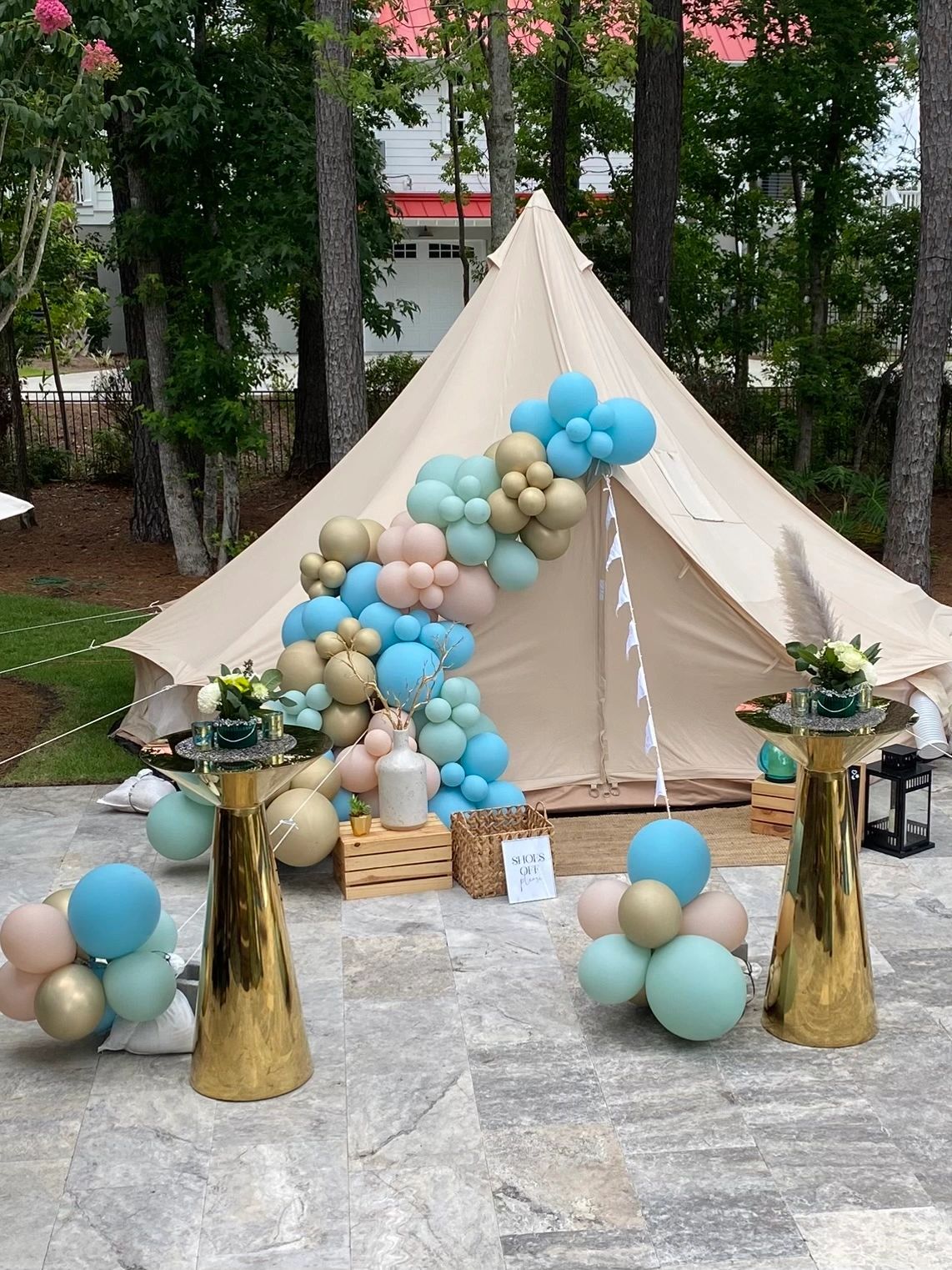 Lena's LACE decorated tent with Balloon bouquet and 