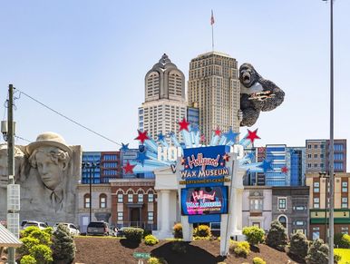 Entrance to the Hollywood Wax Museum with giant King Kong figure.