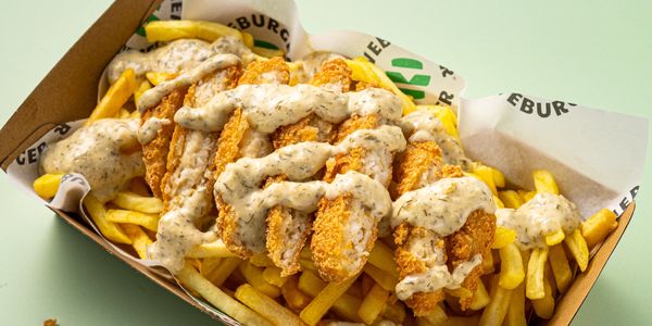 Fries loaded with a vegan fish fillet and creamy in-house vegan tartar sauce!