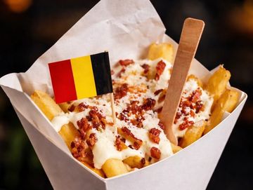 Cono de papas bañadas con salsa, tocino y queso parmesano