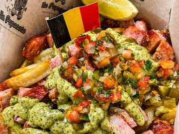 Papas con chicharrón, pico de gallo, jalapeños, limón y salsa