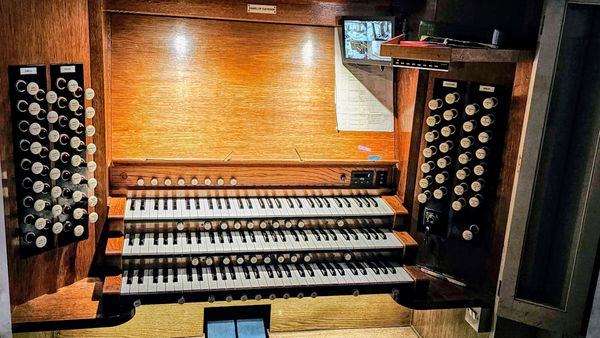 Console of the organ at Brentwood Cathedral