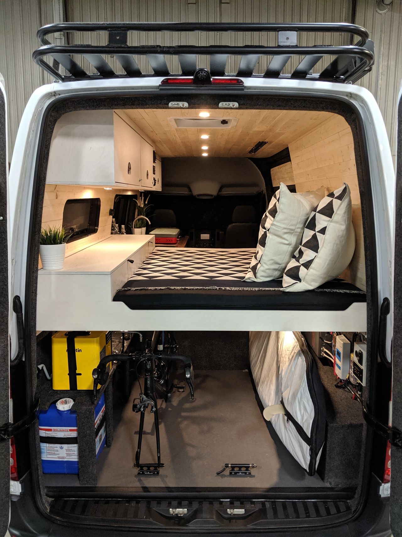 Munit d'un garage, ce van peut transporter 2 vélos et des planches de surf/skis...