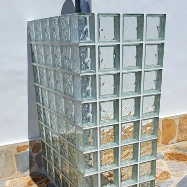 External glass privacy wall