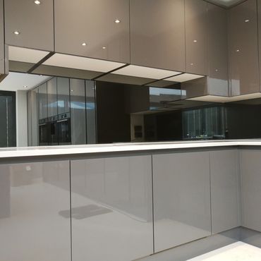 Smoked mirror splashback & high gloss kichen doors