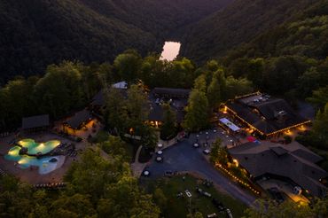 A resort on the edge of the New River Gorge.