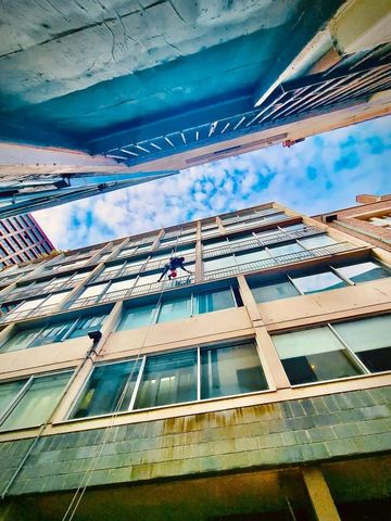 Rope Access Window Cleaning/ Window Cleaner/ Abseil Window Cleaning