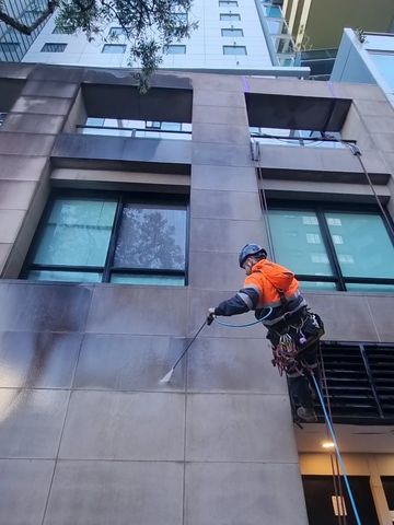 Rope Access Pressure Washing/ Jet Blasting/ Pressure Cleaning