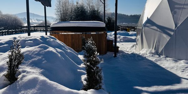 Glamping Bieszczady z jacuzzi w otoczeniu natury i górskich widoków