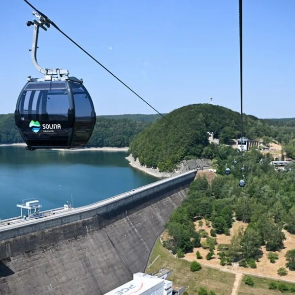 Kolej gondolowa Solina i widok na Jezioro Solińskie w pobliżu Glamping Bieszczady