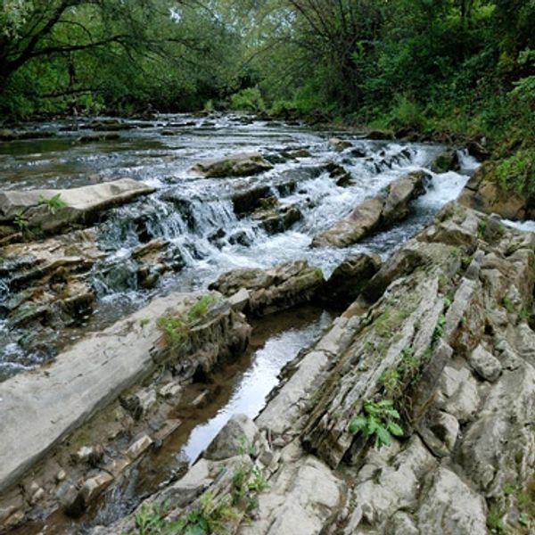 Wodospad na rzece Olszance atrakcja przyrodnicza blisko Uherc Mineralnych