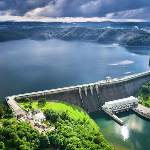 Zapora w Solinie i Jezioro Solińskie blisko noclegu w Uhercach Mineralnych