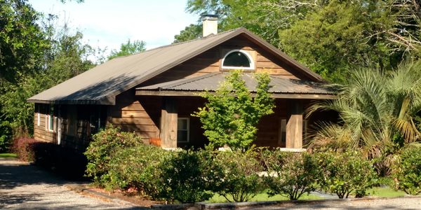 Craftsman style Kalmia cottage home complete with private garden/spacious side deck