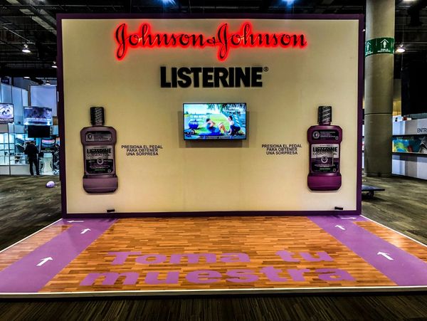 Stand de la marca Listerine montado para expo amic dental