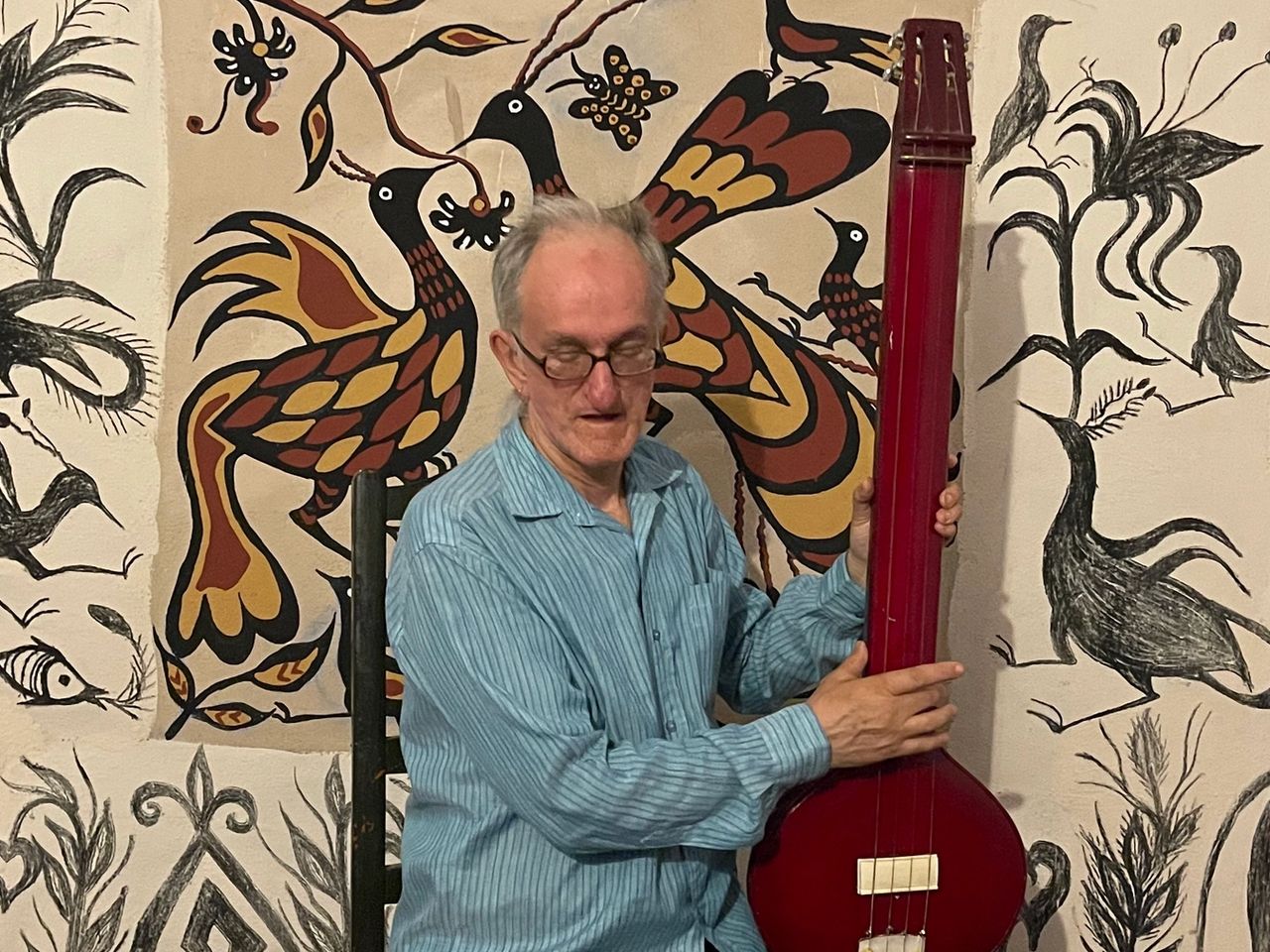 Felix Padel with Tanpura at Sanskriti Hazaribagh 