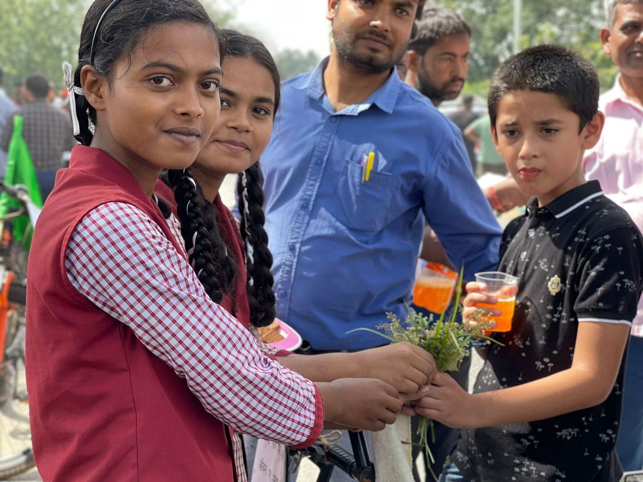 School kids giving momento as token near Daru police station- Photo-Faiz Anwar