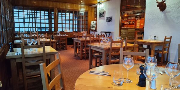 salle du restaurant les Ecrins avec vue sur fort de Vauban