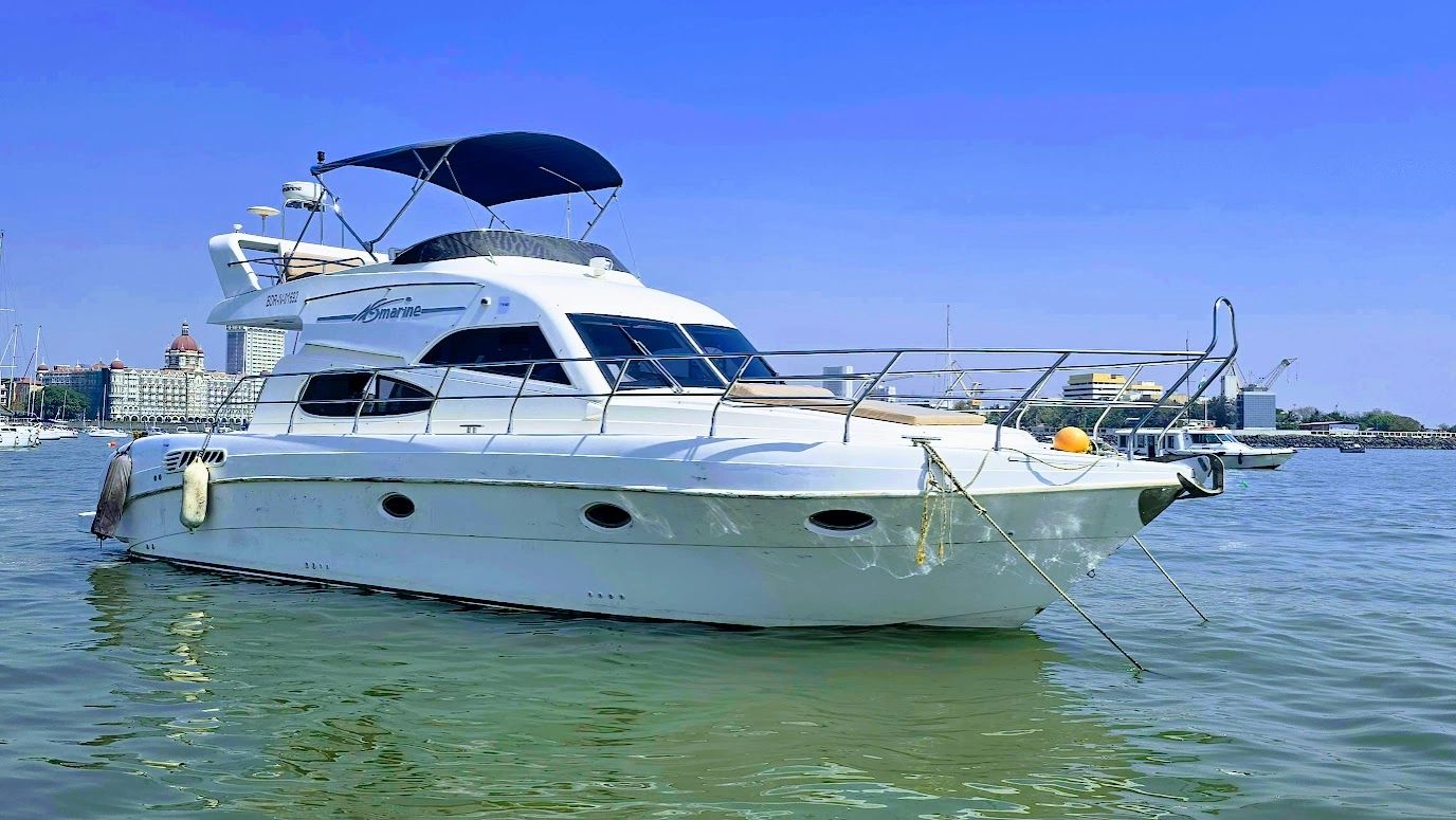 Vari 44 if a great motor yacht with a capacit yof upto 18 people. 