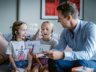 Father and daughters learning with Forbrain