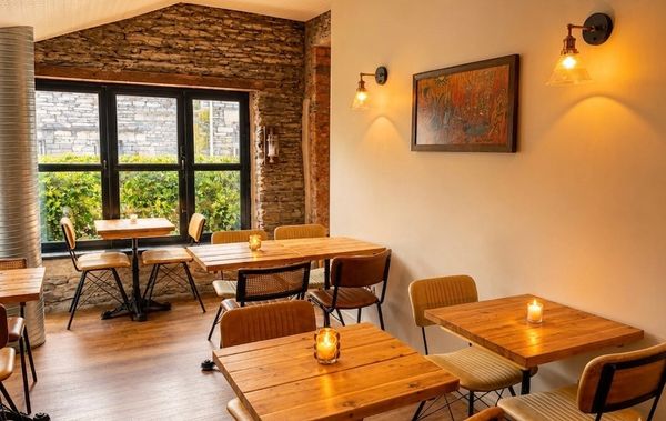 Restaurant in Windermere, extra seating behind the bar