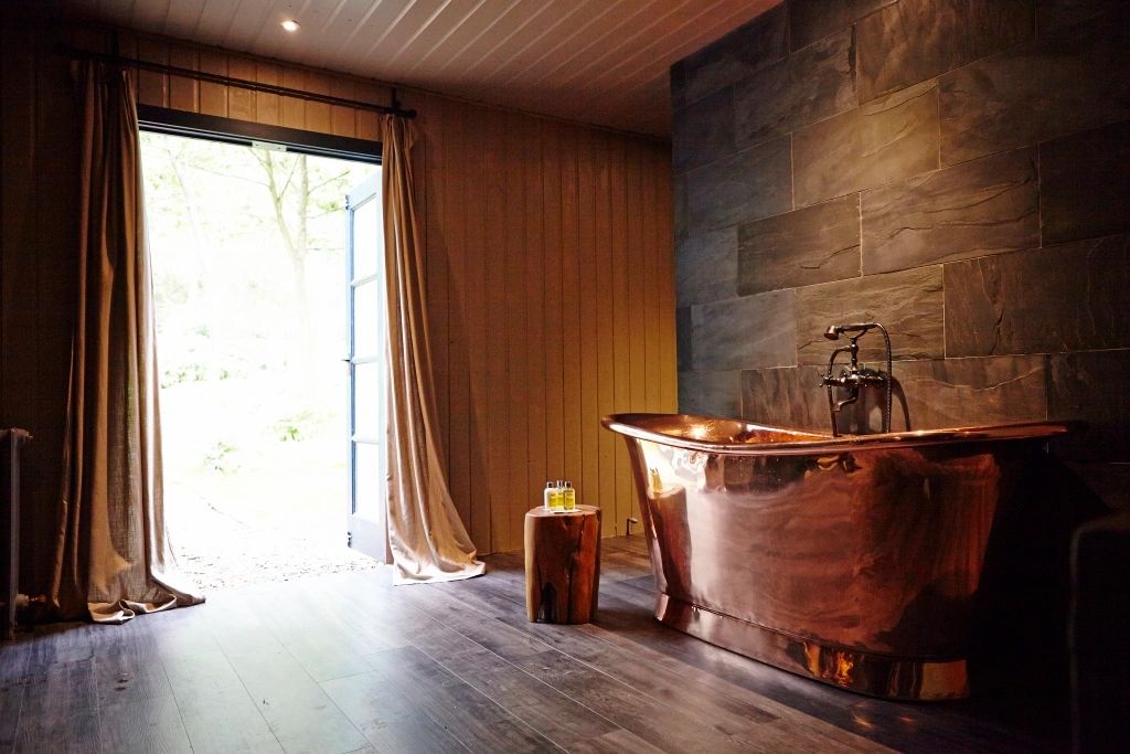 Copper bath inside the Star Suite.