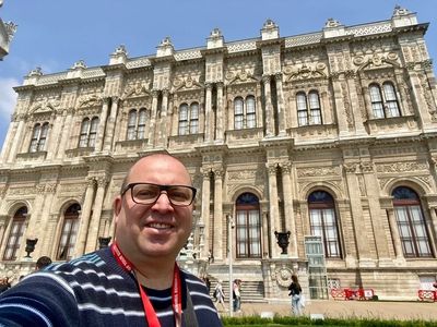  Gentil Guide, devant le palais Dolmabahçe