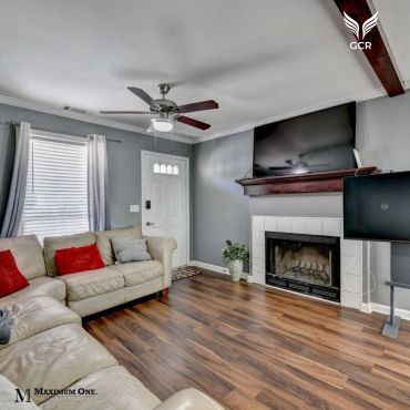 Sala de estar con chimenea y sofá.
