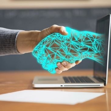 Mão humana e digital fechando pareceria