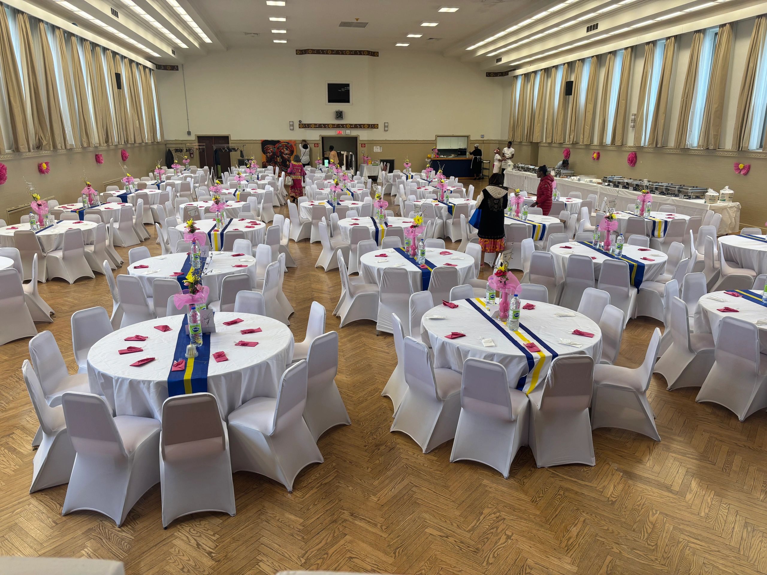 We have everything for your upcoming party 
-tablecloths 
-decorative vases
-table runners 
-warmers