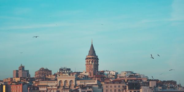 Vista de la Torre de Gálata en Estambul al atardecer.