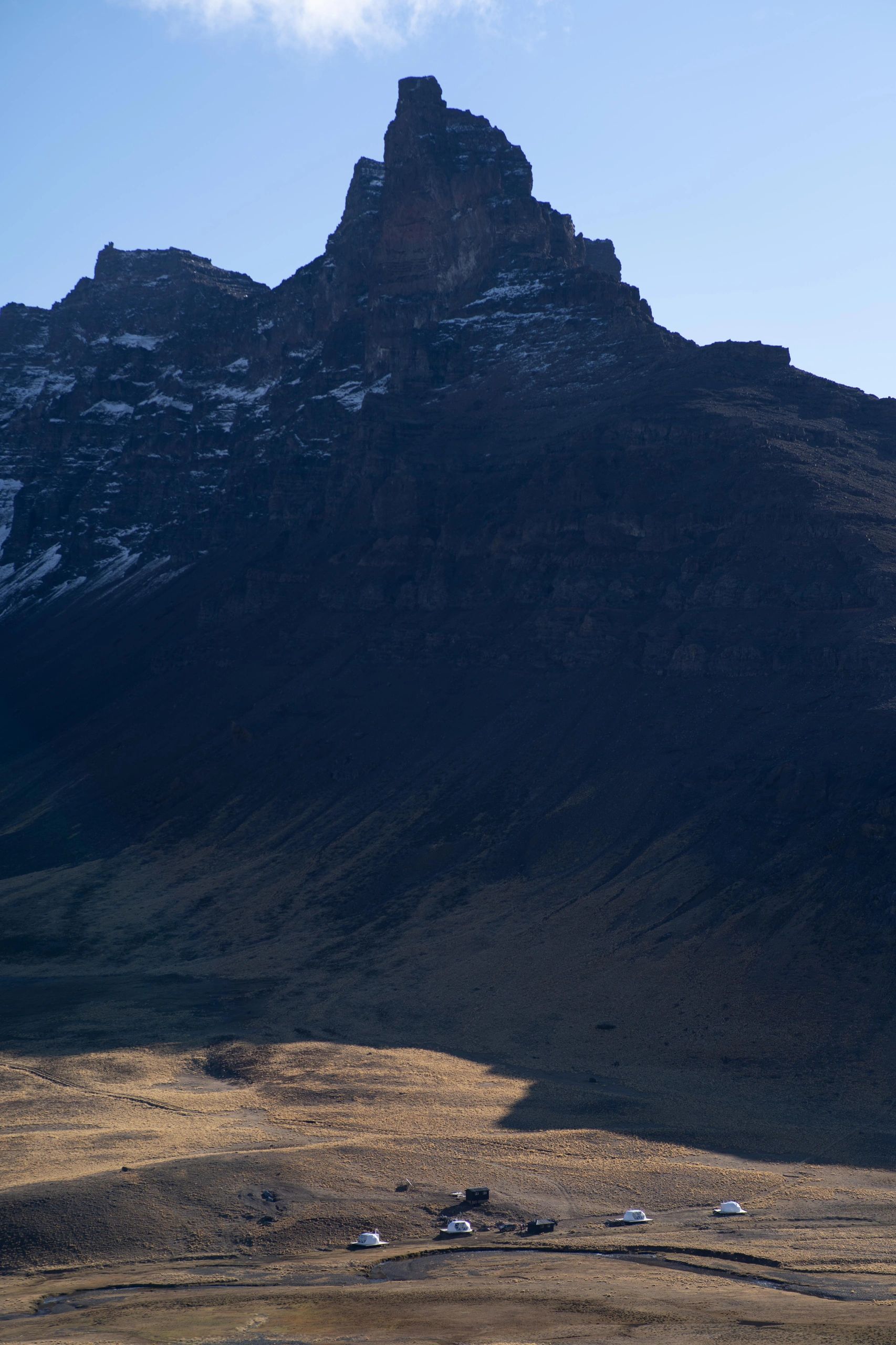 Baguales Glamping con Cerro Aguja by Gabriel Torres