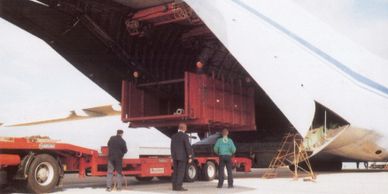 Transport eines Divertergehäuses mit einer Antonov AN 124