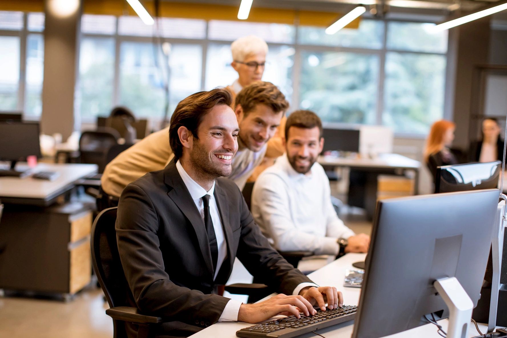 Grupo de personas trabajando en equipo felices