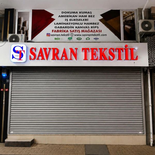 Kapalı halde Savran Tekstil mağazası dış görünümü.